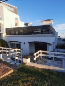 Ubicado en unas de las mejores zonas comerciales de La Barra 
Muy buen entorno
Terreno de 264 m2 , 160 edificados
Ubicado a  150 metros del Mar.  con vista a  180 Grados
Ideal Para : Indumentaria , muebles , artículos ,  oficina , varios rubros

Consulte con nuestros asesores.
