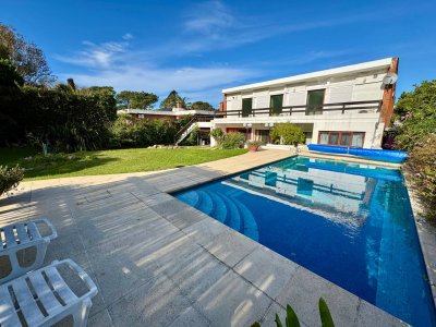 Casa de 4 Dormitorios en Venta Punta del Este 150m del mar