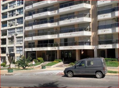 Venta de apartamento en Pocitos, 3 dormitorios, 4 baños, terraza, gran piso.