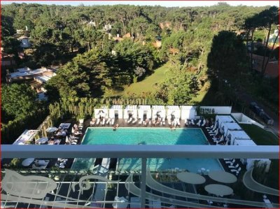 Venta de apartamento en la Roosevelt, 2 dormitorios, baño, piscina, servicios, gran edificio.
