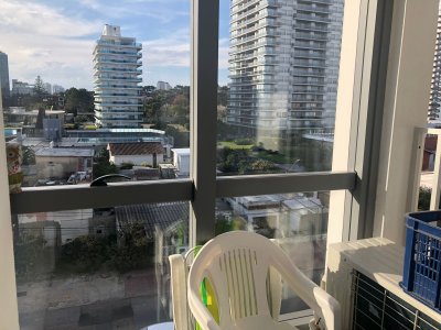 Venta de apartamento en la Brava, moderno edificio y apto con 2 dormitorios, 3 baños, piscina climatizada.