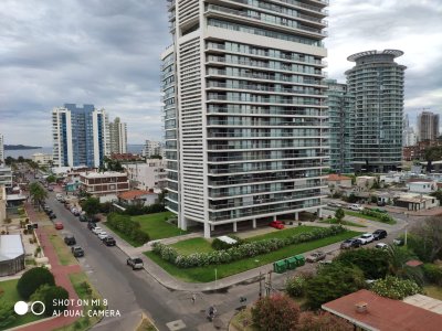 Venta de apartamento en la brava, 3 dormitorios, 2 baños, piscina, buena vista.