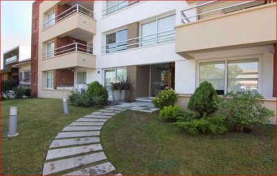 Venta de apartamento en Malvin, 2 dormiotiros, 2 baños, buen lugar. 