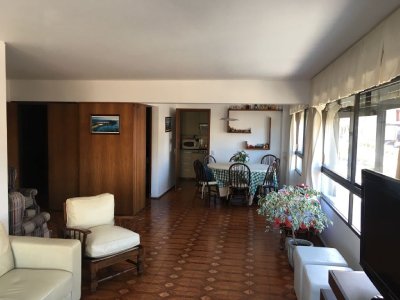 Venta de apartamento en las Peninsula, 2 domitorios, 2 baños, buenos servicios.