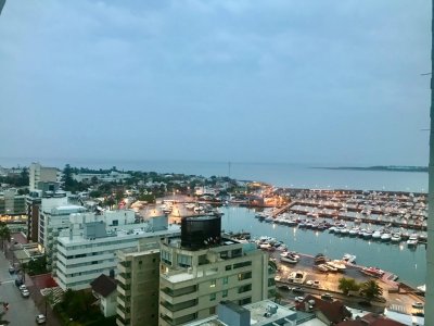 Alquiler de apartamento en la Peninsula, 3 dormitorios, 2 baños, buena vista y servicios. 
