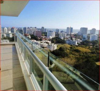 Venta de apartamento en la Brava, 4 dormitorios, 5 baños, piscina, balcon, gran vista.