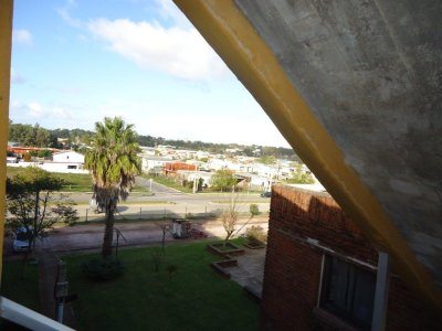 Venta y alquiler de apartamento en Maldonado centro, 2 dormitorios, baño para vivir todo el año.-