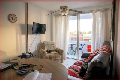 Venta y alquiler de apartamento en la Mansa, 1 dormitorio, baño, con servicios, a metros del mar.
