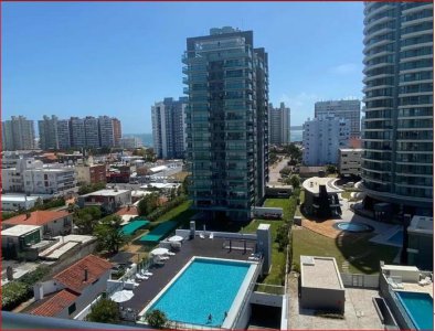 Venta de apartamento en la mansa y brava, 3 dormitorios, 3 baños, piscina, canchas y parque.