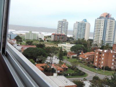 Alquiler en la Brava, 3 dormitorios, 2 baño, buen edificio.