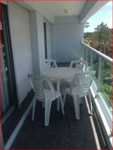 Venta de apartamento en la Mansa, 2 dormitorios, 2 baños, con servicios. 