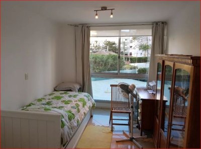 Venta de apartamento en la Brava, 4 dormitorios, 4 baños, piscina a metros del mar. 