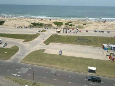 Venta de apartamento en la Brava, 2 Dormitorios y medio, frente al Mar.