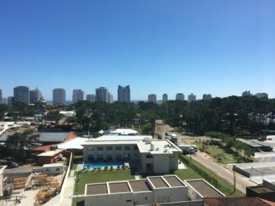 Venta de apartamento en la Mansa y Brava, con vista y a estrenar