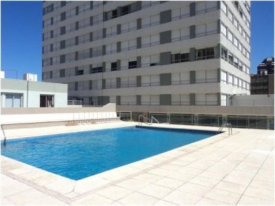 Venta de apartamento en la Peninsula, 2 Dormitorio, con servicios y garaje, se permuta.