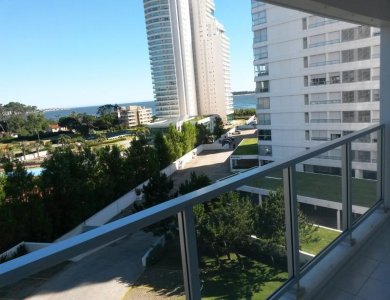 Venta de apartamento en la Mansa, 4 dormitorio, 4 baños, vista y servicios.