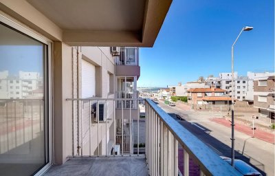 Alquiler de apartamento en la peninsula, 2 dormitorio, 2 baños, balcon, buen lugar para vivir.