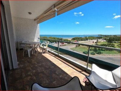 Alquiler de apartamento en la Mansa, 1 dormitorio, baño, balcon frente al mar.
