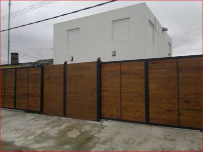 Venta de casa en barrio San Francisco, 2 dormitorios, 2 baños, buen lugar para vivir todo el año.