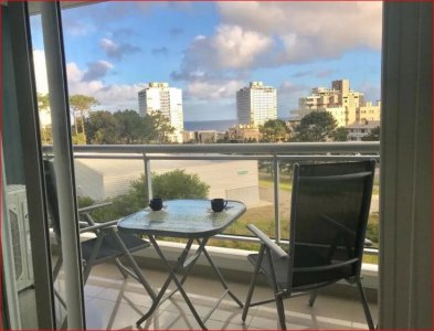 Venta de apartamento en la brava, 1 dormitorio, 2 baños, buen edificio con todos los servicios.