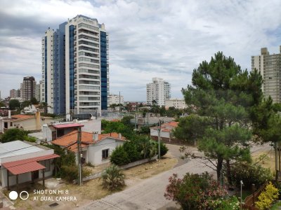 Alquiler de apartamento en la Mansa, 2 dormitorios, 2 baños, buena unidad con piscina.