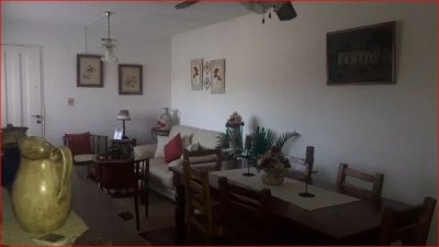 Venta de apartamento en el Centro de Maldonado, 4 dormitorios, baño, bajo gastos comunes. 