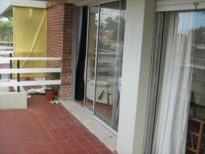 Venta y alquiler de apartamento en la Brava, 1 dormitorio, baño, terraza. 