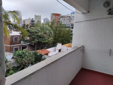 Venta de apartamento en la Peninsula, 1 dormitorio, baño, balcon, a un paso de todo.