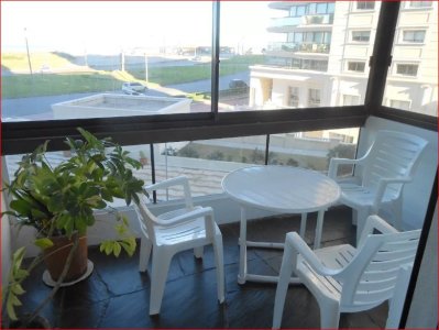 Alquiler y venta de apartamento en la brava, 2 dormitorios, baño, servicios, buena vista.  