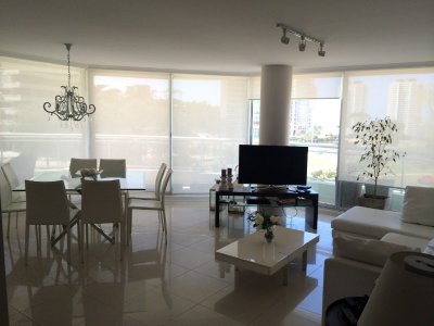 Venta y alquiler de apartamento Brava, excelente complejo, 4 Dormitorios, 4 baños, todos los servicios. Permuta por casa en Montevideo.