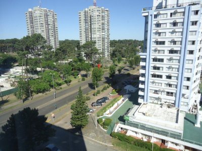 Venta de apartamento en la Roosevelt, 2 dormitorios, 2 baños, buen edificio y vista al mar.