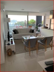 Venta de apartamento en la brava, 2 dormitorios, 2 baños, piscina y servicio con baño.