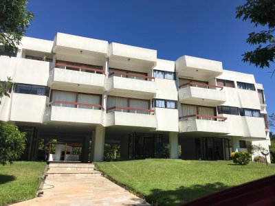 Venta de apartamento en la Mansa, 2 dormitorios, 2 baños, a metros del mar.