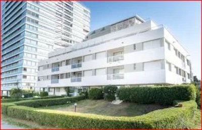 Alquiler de apartamento en la brava, 2 dormitorios, baño, buen edificio a metros del mar.