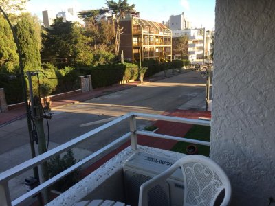 Alquiler de apartamento en la Peninsula, 1 dormitorio y medio, baño, estacionamiento, balcon.