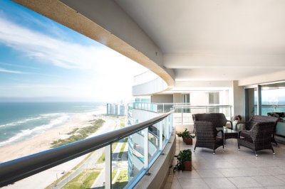 Venta apartamento en Playa Brava, gran piso con la mejor vista al Mar, 5 Dormitorios, 7 baños, 2 suite, todos los servicios.