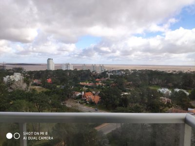Venta de Apartamento en la Roosevelt, 3 dormitorios, 3 baños, todos los servicios y vista mansa. 