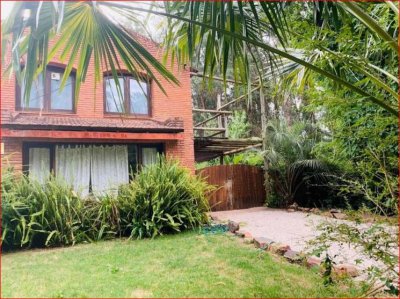 Alquiler de casa en Jardines de Cordoba, 4 dormitorios, 3 baños, buen parque.