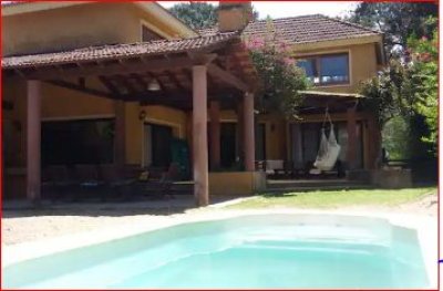 Alquiler de casa en Pinares, 5 dormitorios, 5 baños, buen parque, cerca del mar.