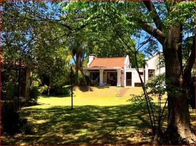 Alquiler y venta de casa en Jardines de Cordoba, 3 dormitoriuos, baño, linda propiedad con buen jardin.