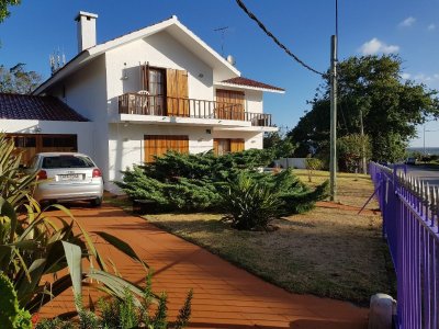 Mansa, gran chalet de 4 dormitorios, 4 baños, pileta y muy cerca del mar.