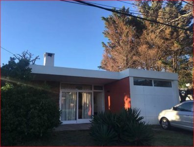 Alquiler de casa en la mansa, 3 dormitorios, 2 baños, buen lugar.  