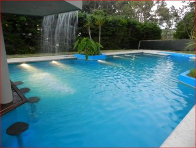 Alquiler de casa en la Mansa, 4 dormitorios, 3 baños, piscina, parque, cerca del mar.