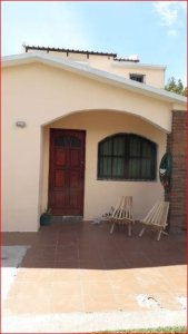 Venta de casa en barrio Las cooperativas, 2 dormitorios, baño, lindo lugar. 