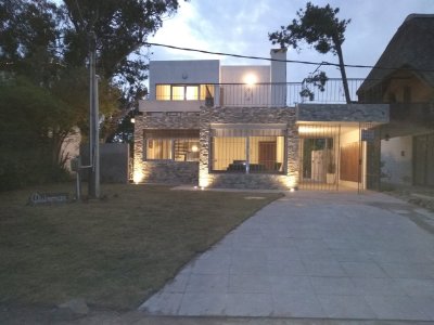 Venta de Casa en Playa Mansa, 3 dormitorios, 2 baños, servicio, cerca del Mar.