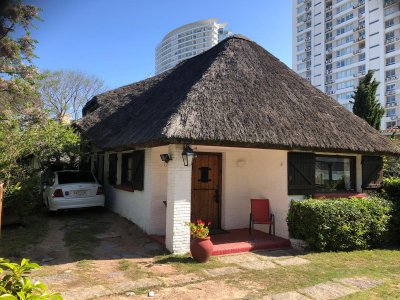 Venta de casa en la mansa, 3 dormitorios, 3 baños, buen parque a mtros del mar.