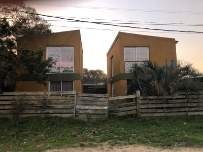 Venta de casa en la Juanita, dos casas de 2 dormitorios con baño, cerca del mar.  