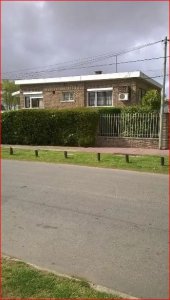 Venta de casa en Carrasco, 5 dormitorios, 3 baños, precioso lugar.-