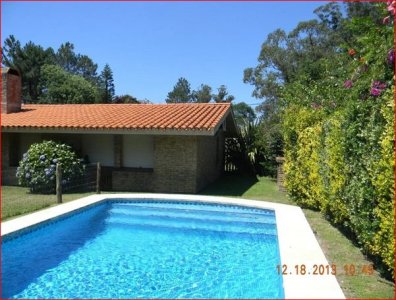 Venta y alquiler de casa en Pinares, 3 dormitorios, 2 baños, piscina, lindo parque.