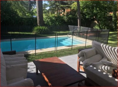 Alquiler de casa en la mansa, 3 dormitorios, 3 baños, piscina, buen parque, parrilla.